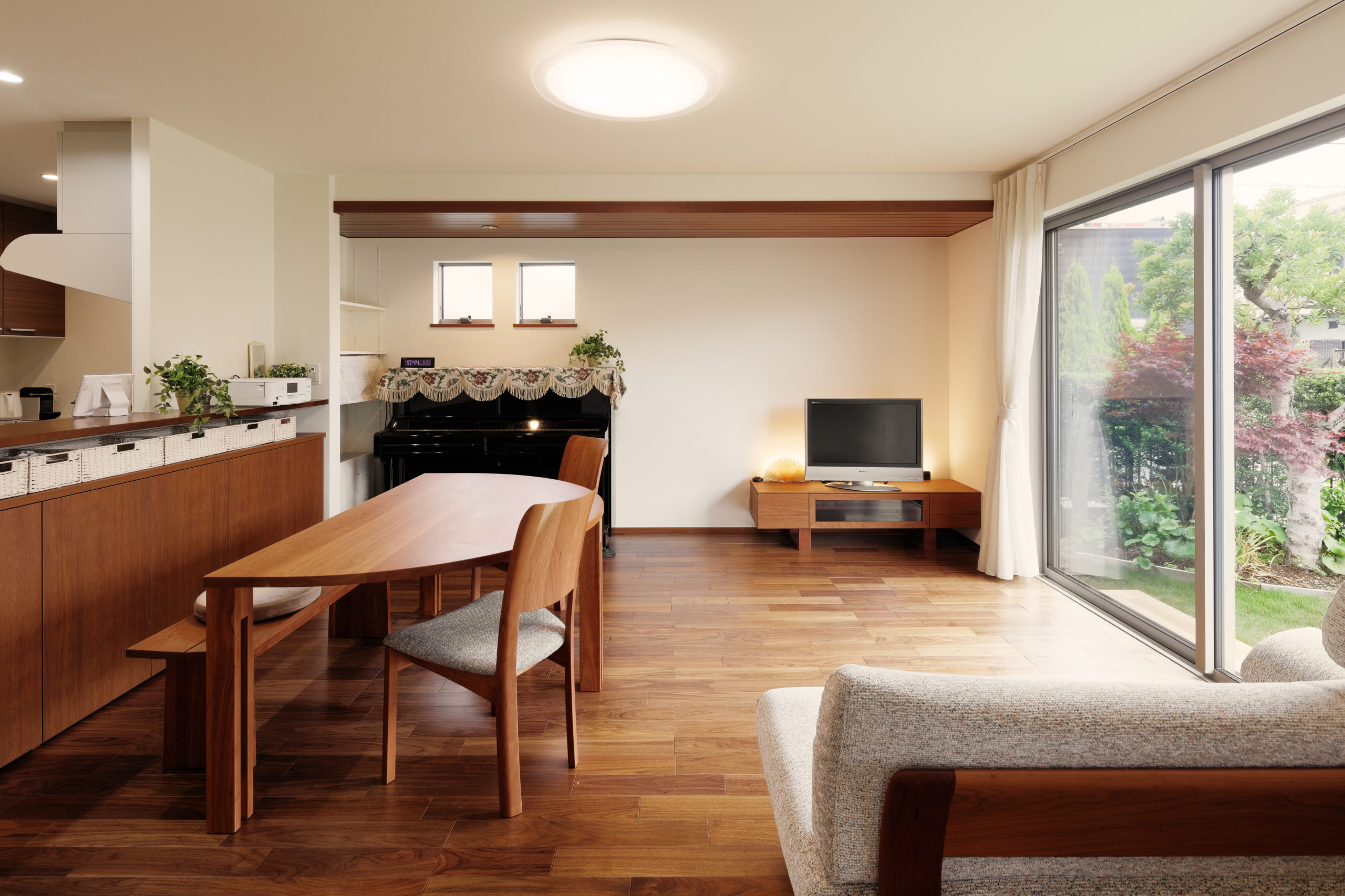 木張りの天井下げやキッチンの雰囲気に合わせて家具も選定しトータルコディネートとしています